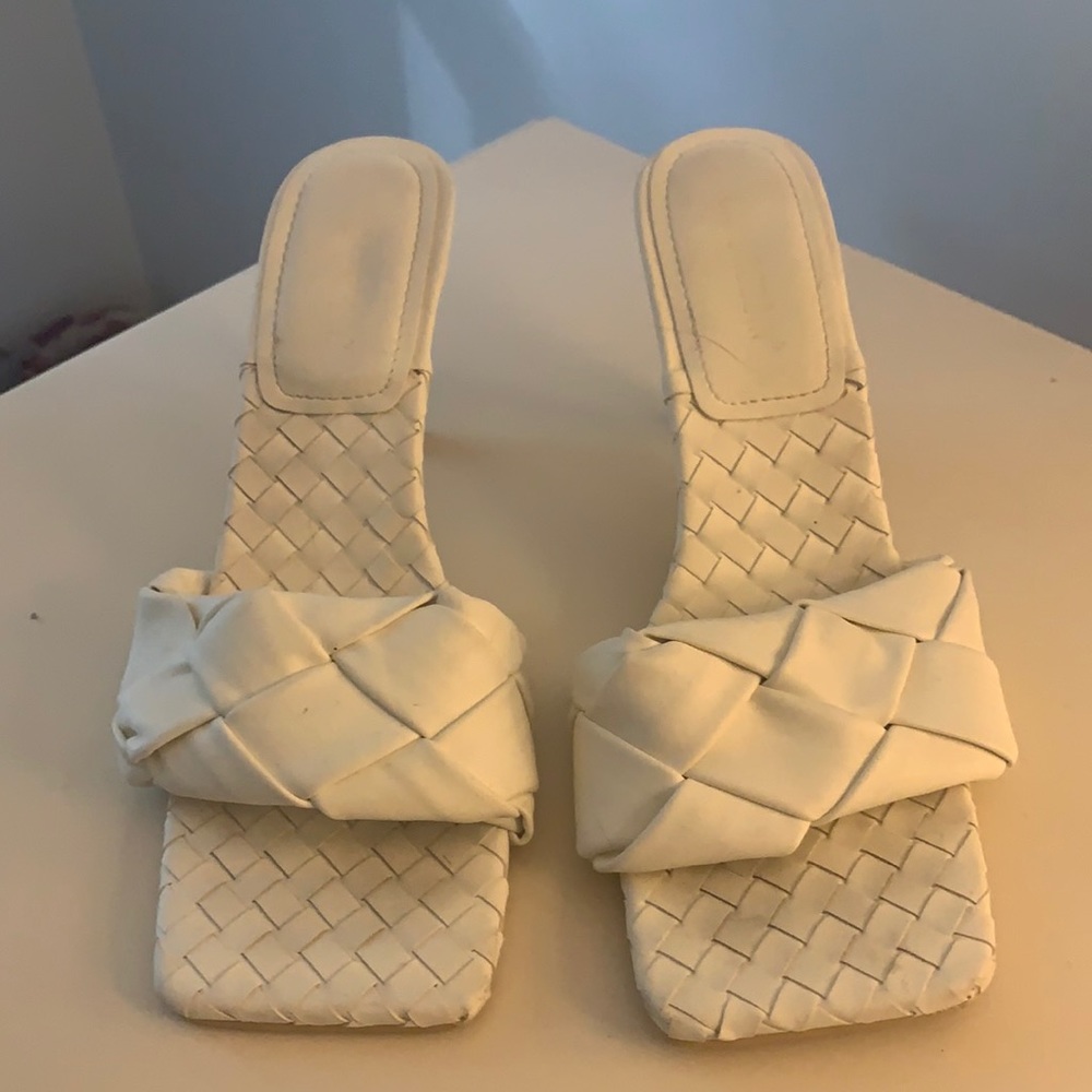 Cape robbin weaved kitten heel